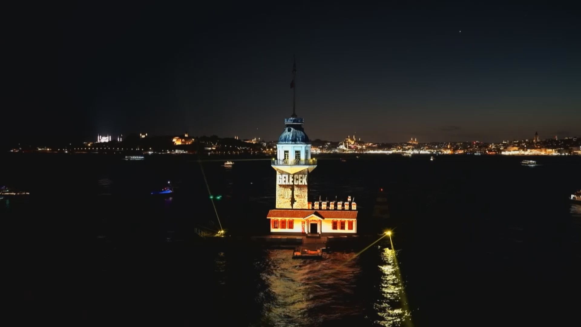 Kız Kulesi'nde 15 Temmuz'un 10'uncu yılında ışık gösterisi!