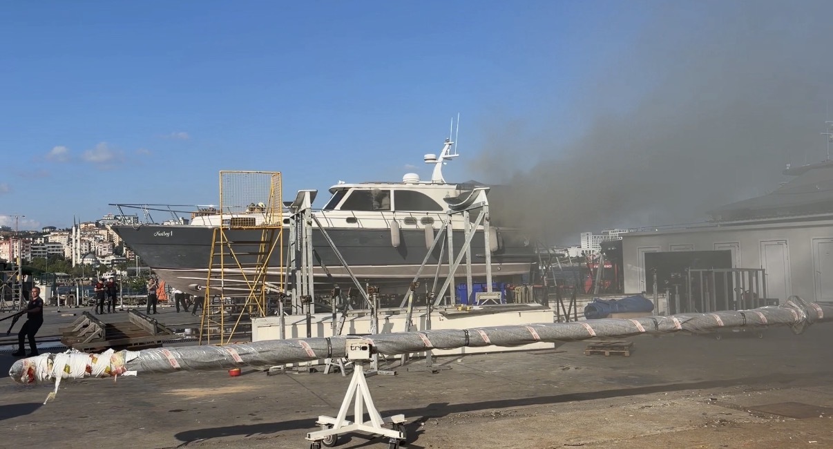 Marinada yangın paniği! Tekneden dumanlar yükseldi