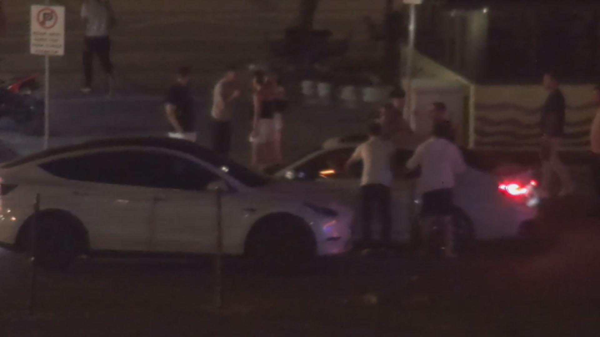 Gece kulübü önünde kadınlar arasında şiddetli kavga! Polis kavgayı güçlükle durdurdu