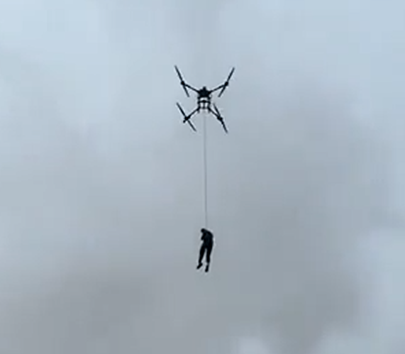 Selde mahsur kalanlar dronlarla kurtarıldı!