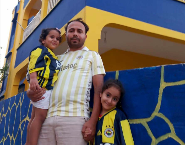 Fanatik Fenerbahçeli aile, yaşadıkları apartmanı sarı-laciverte boyadı