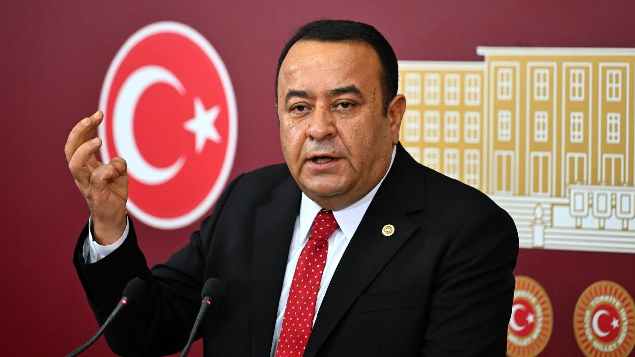 CHP Ankara Milletvekili Adnan Beker, partisinden istifa etti