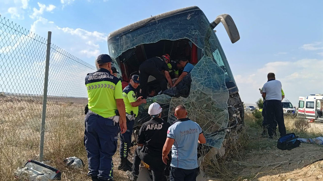 Aksaray'da can pazarı! Yolcu otobüsü devrildi: 40 yaralı