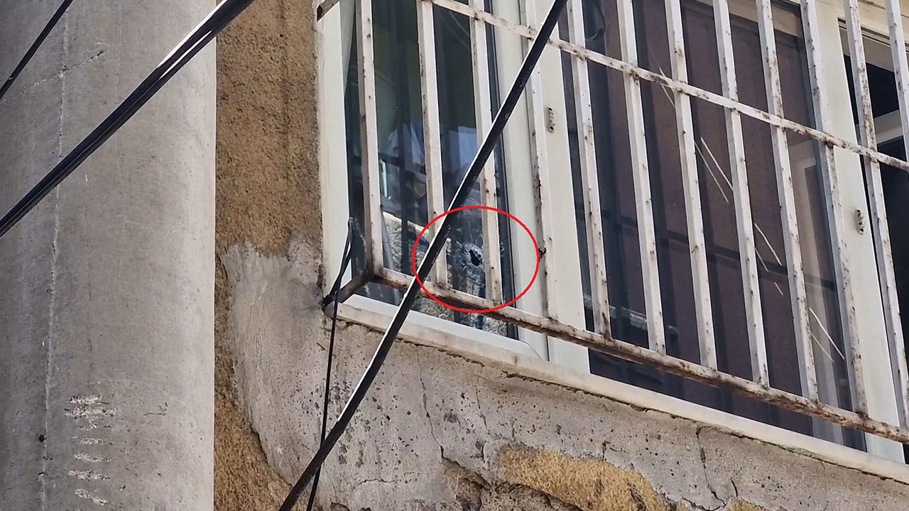 Silah sesleri mahalleyi ayağa kaldırdı! Evi kurşun yağmuruna tuttular