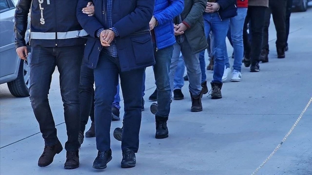 Sahte kimlik şebekesine operasyon! 8 ilde harekete geçildi
