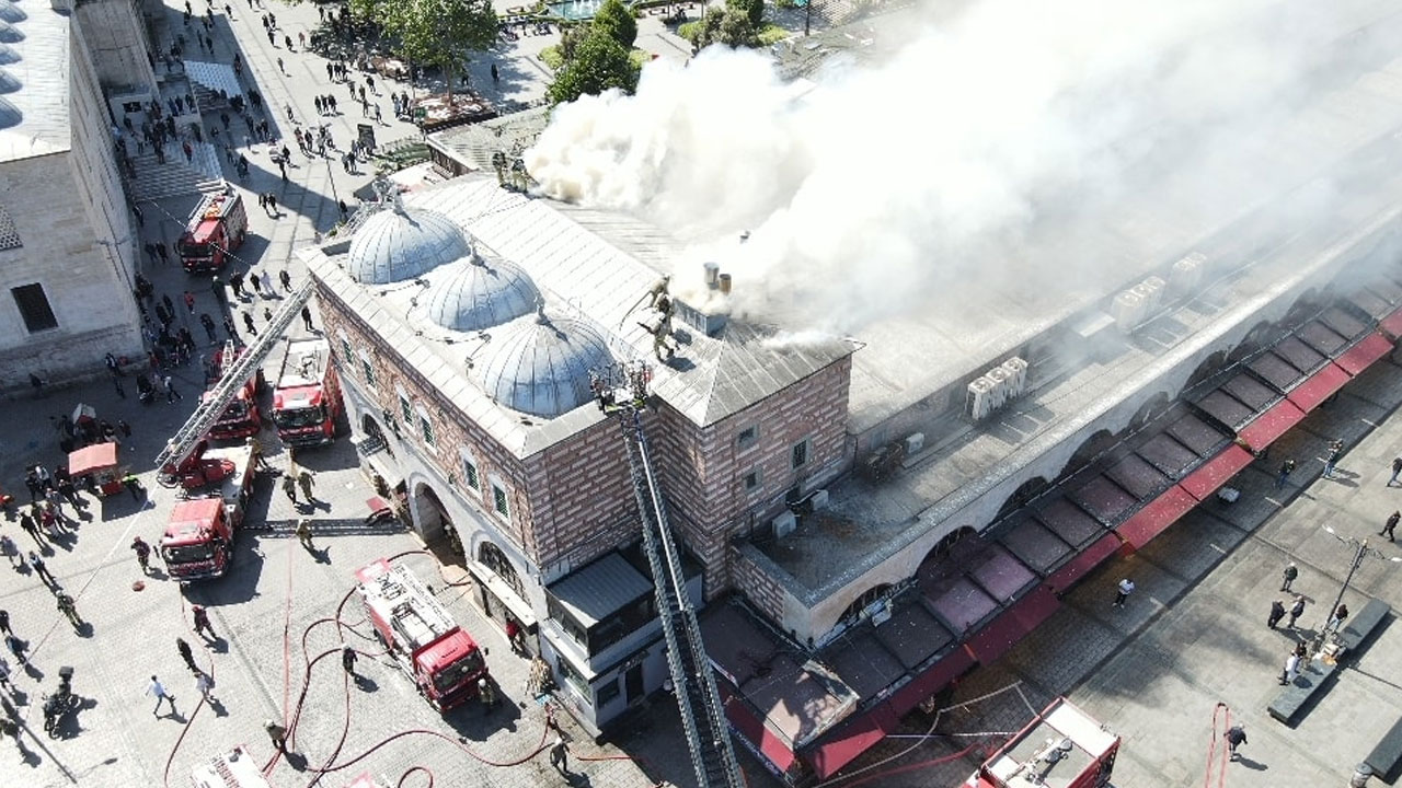 İstanbul'daki tarihi Mısır Çarşısı'nda yangın paniği!